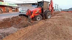 Nivelamento de Terreno com Retroescavadeira